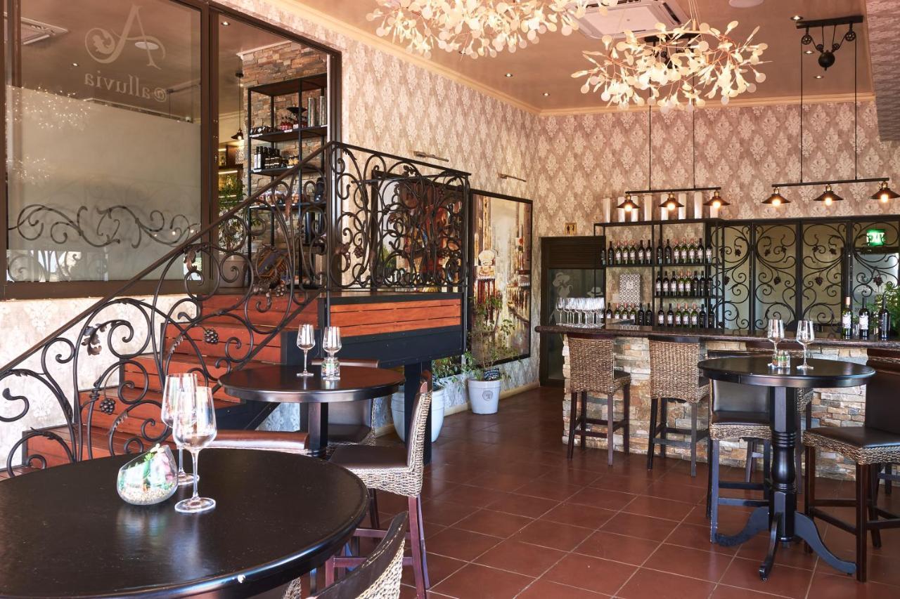 Alluvia Boutique Winery & Luxury Accommodation Стеленбош Екстериор снимка The interior of the wine bar