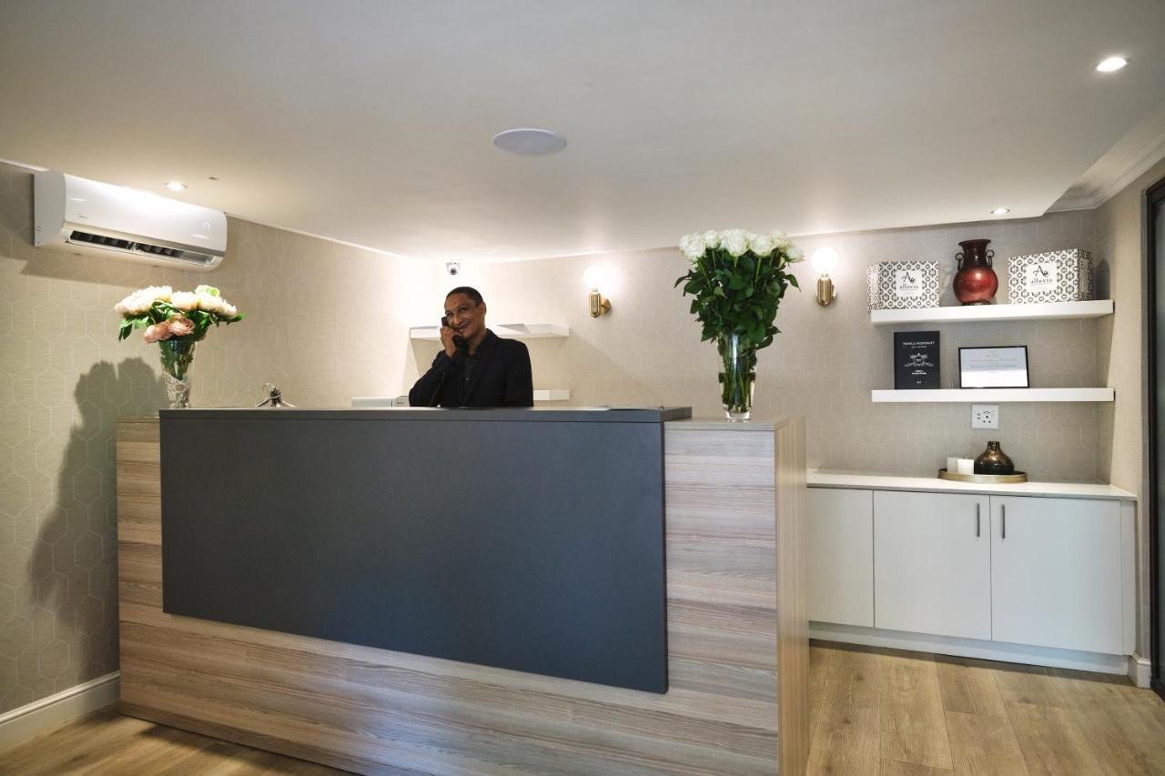 Alluvia Boutique Winery & Luxury Accommodation Стеленбош Екстериор снимка Reception desk at a hotel