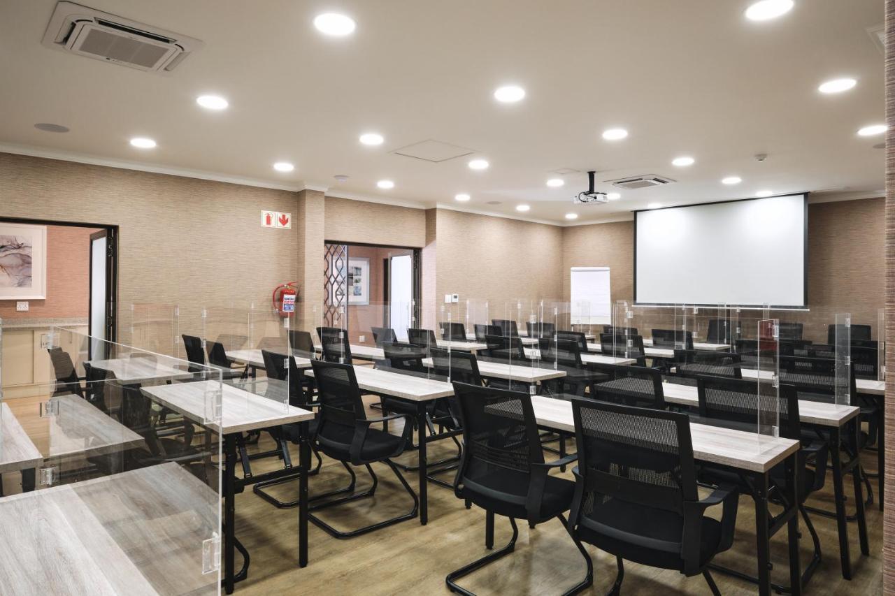 Alluvia Boutique Winery & Luxury Accommodation Стеленбош Екстериор снимка Classroom