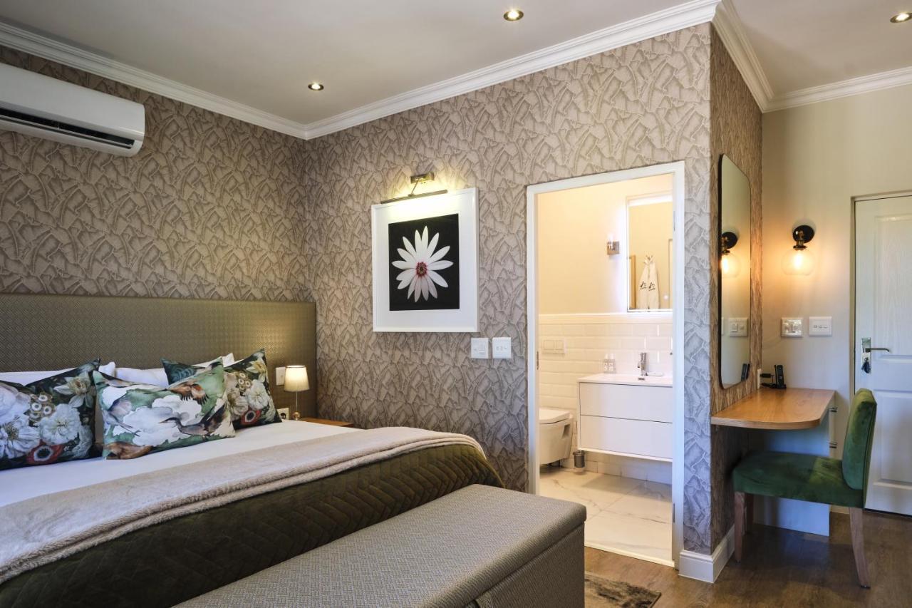 Alluvia Boutique Winery & Luxury Accommodation Стеленбош Екстериор снимка A bedroom at the Cape Heritage