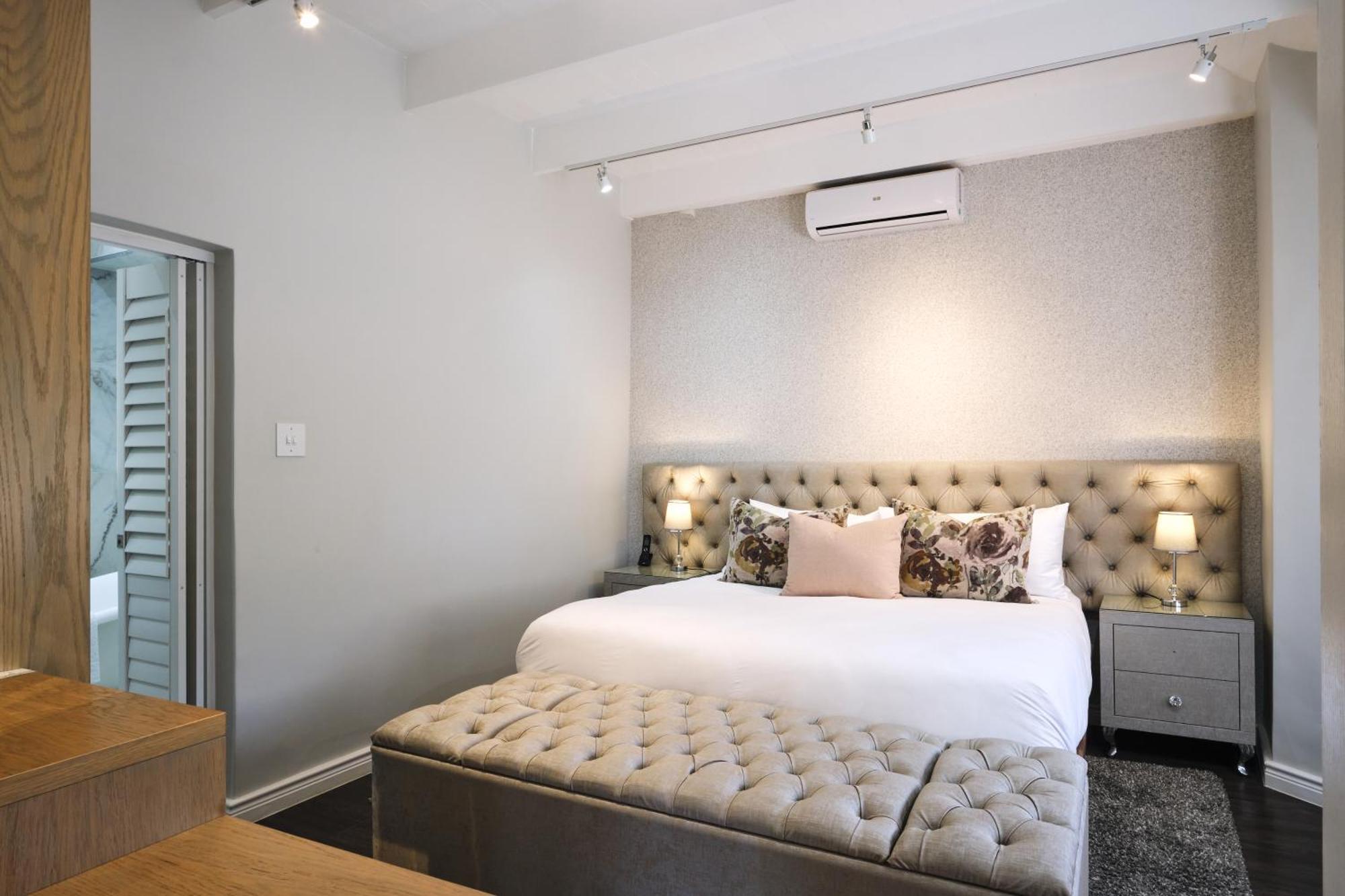 Alluvia Boutique Winery & Luxury Accommodation Стеленбош Стая снимка A bedroom at the Cape Heritage