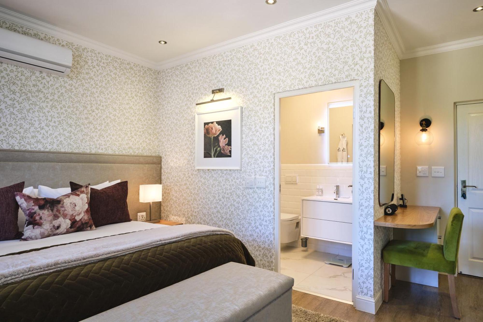 Alluvia Boutique Winery & Luxury Accommodation Стеленбош Стая снимка A bedroom at the Cape Heritage