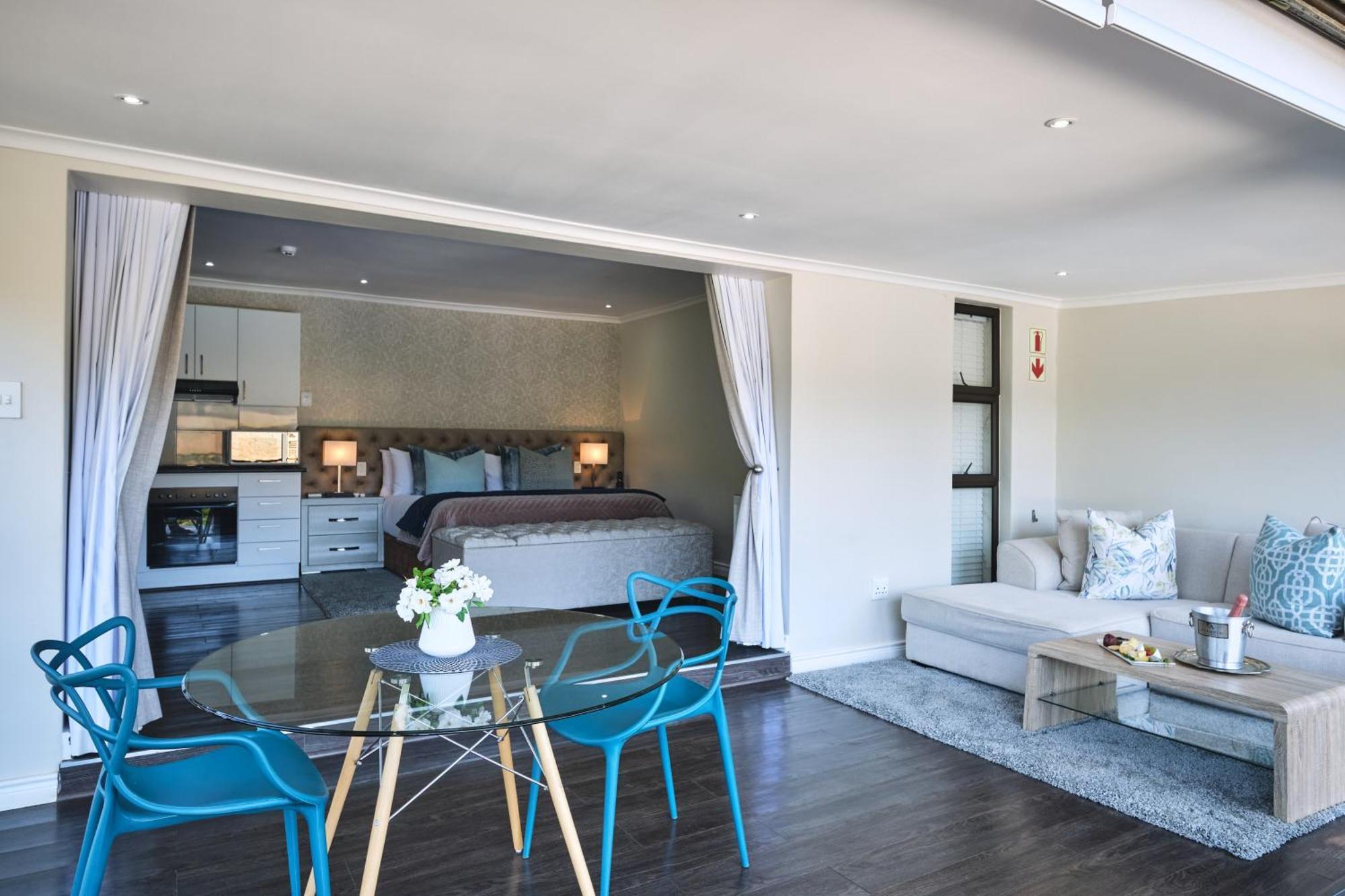 Alluvia Boutique Winery & Luxury Accommodation Стеленбош Стая снимка A studio apartment in Cape Town, South Africa
