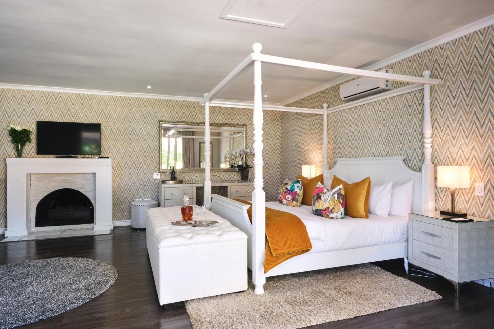 Alluvia Boutique Winery & Luxury Accommodation Стеленбош Стая снимка A bedroom at the Cape Heritage