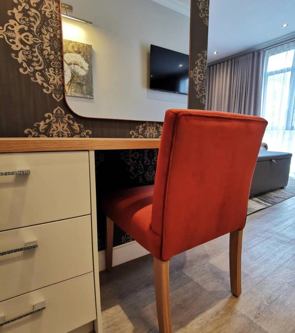 Alluvia Boutique Winery & Luxury Accommodation Стеленбош Стая снимка A chair