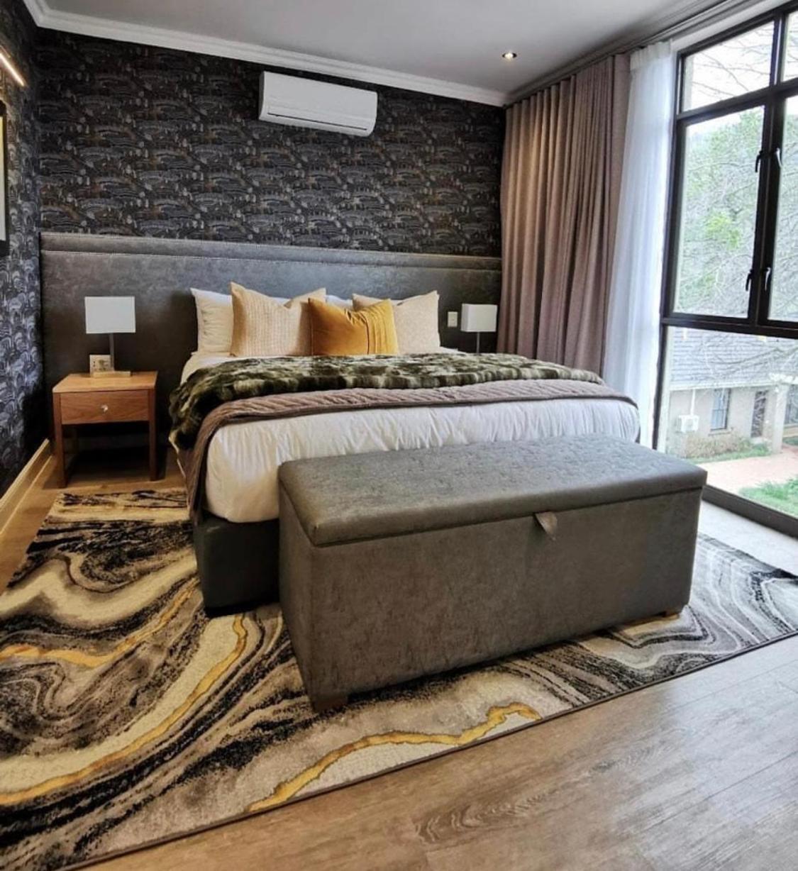 Alluvia Boutique Winery & Luxury Accommodation Стеленбош Стая снимка A bedroom with a storage bench