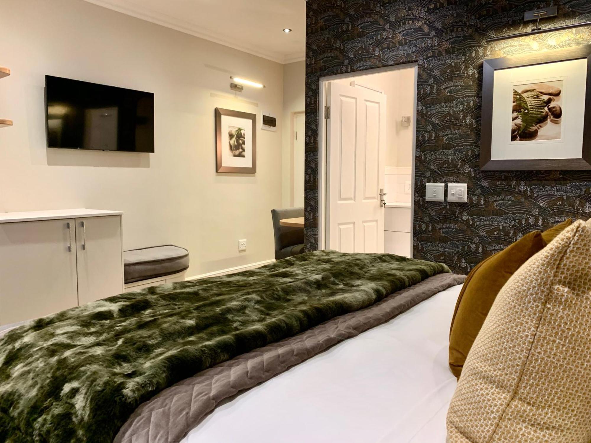 Alluvia Boutique Winery & Luxury Accommodation Стеленбош Стая снимка A bedroom at the hotel